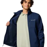 Chaqueta Columbia modelo Ascender Soft Shell, color azul marino, con cuello alto, cierre frontal completo, bolsillo en el pecho y bolsillos laterales con cierre. Presenta puños ajustables y logo de la marca bordado en el pecho.