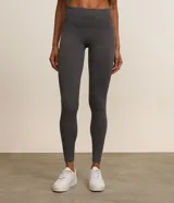 Calza deportiva gris acanalada sin costuras, de tiro alto.