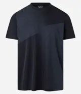 Remera deportiva de hombre, color gris claro, con cuello redondo y manga corta. Presenta un sutil efecto degradado o panel de color más claro en la zona del pecho.