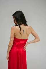 Vestido largo de seda color marrón chocolate, strapless y entallado en la espalda con pequeño elástico.