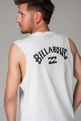 Musculosa blanca Billabong con estampado gráfico negro en la espalda que incluye la marca y su logotipo de olas.
