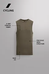 Musculosa técnica de Zara Athleticz, diseñada como primera capa, confeccionada en tejido elástico con textura microperforada, transpirable y termorreguladora, con cuello redondo y diseño sin costuras.