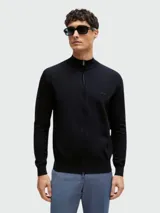 Cárdigan negro de algodón con cierre de cremallera y logo bordado en el pecho. Cuello alto y corte slim fit.
