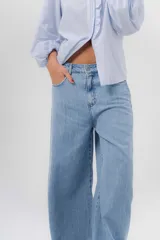 Jean de tiro medio con diseño de pierna amplia y corte holgado, confeccionado en denim azul. Cuenta con bolsillos delanteros y traseros funcionales.