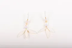 Aros colgantes con cierre de clip, con cuentas de cristal y pétalos color crema.