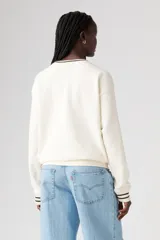 Buzo color crema con cuello redondo, puños y dobladillo acanalados con rayas negras. Estampado frontal con el logo "Levi Strauss & Co." en azul claro.