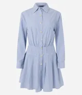 Vestido corto camisero de tricolina de algodón a rayas celestes y blancas, con cuello solapa, abotonado delantero, mangas largas y cintura marcada.