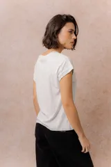 Remera básica color celeste, de corte relajado, cuello redondo y mangas cortas con hombro caído y dobladillo.