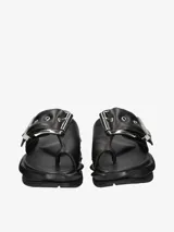 Sandalia negra con aro para el dedo y hebilla metálica plateada.