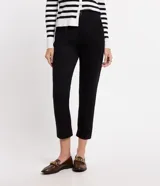 Pantalón de jean modelo mom con trabillas en la cintura, pliegues, cierre delantero tradicional y bajo plegado.