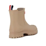 Bota de lluvia corta color beige, con suela track dentada y tirador trasero con detalle de cinta tricolor. Presenta un parche decorativo con la inscripción 'IRAIN' en el lateral.