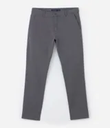 Pantalón de sarga para hombre, de corte recto y diseño básico. Cuenta con cintura fija con trabillas para cinturón, cierre frontal con cremallera y botón, y bolsillos laterales y traseros.