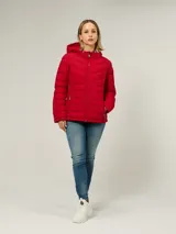 Campera ligera acolchada de corte entallado, con cierre frontal de cremallera, cuello alto con capucha integrada y bolsillos laterales con cierre. Presenta un diseño de costuras horizontales y diagonales.