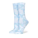 Medias de tobillo celestes con estampado de nubes blancas.