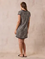 Camisón corto de tejido suave estampado, con cuello redondo y mangas cortas.