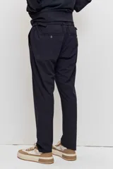 Pantalón de vestir negro, de corte recto y calce cómodo, con bolsillos laterales.