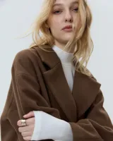 Aros colgantes con diseño orgánico inspirado en corales naturales, con acabado metálico brillante y cierre de perno con mariposa.