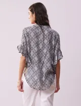 Blusa de gasa estampada marca Ruby Rd, con cuello a la base, abertura central con botones y mangas cortas amplias con volados.