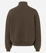 Campera marrón estilo bomber, confeccionada en punto roma, con cuello alto, mangas largas, cierre frontal oculto, bolsillos frontales aplicados y recortes en el pecho.