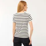 Remera de manga corta con diseño de rayas horizontales azul marino sobre fondo blanco, de corte clásico y escote redondo.