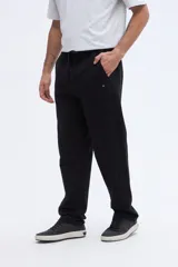 Pantalón de jogging negro de felpa sin frisa, confeccionado en 100% algodón, de corte relajado y diseño liso.