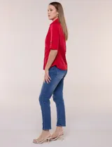 Camisa roja de poplín de algodón, de silueta semi entallada con cuello camisero y escote en V. Cuenta con cierre frontal de botones metálicos, bolsillos plaqué en el pecho y mangas 3/4 arremangables con presilla y argolla metálica.