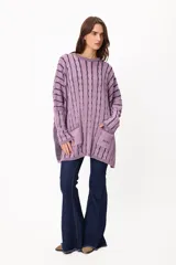 Sweater de tejido artesanal con diseño de rayas verticales en tonos camel y beige, corte holgado, cuello redondo y puños altos ajustados.