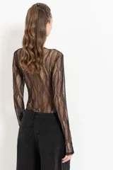 Body de encaje negro con manga larga, cuello redondo y diseño de encaje con patrón ondulado.