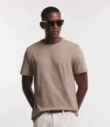 Remera de manga corta y cuello redondo, confeccionada en algodón peruano de alta calidad. Presenta un diseño liso y corte cómodo, ideal para uso diario.