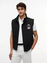 Chaleco negro con cuello chimenea, cierre de cremallera oculto con botones a presión y dos bolsillos laterales ribeteados. Presenta logos bordados en el pecho de Tommy Hilfiger y Cadillac Formula 1 Team.