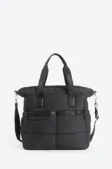 Maxi bolso negro de diseño acolchado, con doble asa de mano y correa larga ajustable. Presenta detalles en cuero sintético y logo de la marca estampado en las correas.