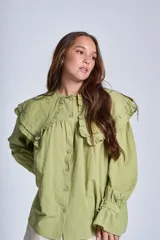 Camisa color crema con doble cuello Claudine con volado y puños Oxford.