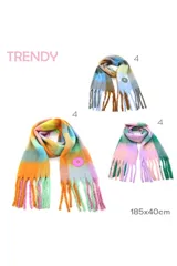 Bufanda de tejido suave con diseño de cuadros grandes en tonos azul, marrón, amarillo y gris. Presenta flecos en los extremos y un aplique circular con logo en uno de los lados.