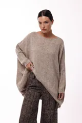 Sweater de punto con silueta amplia y relajada, cuello redondo y mangas largas con puños ajustados. Presenta un diseño de caída fluida y tejido suave.