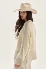 Sweater de tejido de punto en color beige, con mangas largas que presentan detalles de textura en relieve y paneles laterales en tono gris. Confeccionado en lana italiana, cuenta con puños acanalados y detalles en lurex.