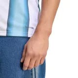 Camiseta de fútbol Adidas de la Selección Argentina, modelo Home 2026. Diseño a rayas verticales blancas y celestes con detalles en negro en cuello y mangas. Incluye logo de Adidas, escudo de AFA y parche de campeón del mundo.