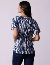 Remera de algodón estampada marca Cupio, de cuello redondo y manga corta.