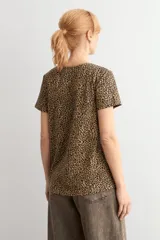 Remera de manga corta con escote en V, confeccionada en tela con estampado animal print en tonos tostados.