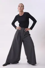 Remera de manga larga ajustada al cuerpo, con cuello redondo y diseño básico.