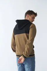 Campera de felpa gris con capucha y cordón ajustable, cierre frontal con cremallera, bolsillos laterales, mangas largas y logo estampado en el pecho.