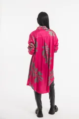 Vestido camisero largo fucsia con estampado de hojas grises, cuello camisero y mangas largas.