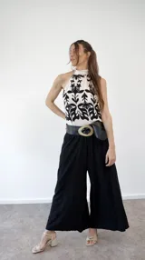 Pantalón tipo palazzo de lino, color rojo, con cintura elástica, bolsillos laterales y diseño de pierna ancha.