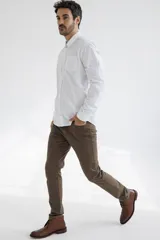 Camisa blanca de corte clásico, confeccionada en tela Oxford con cuello abotonado, manga larga y bolsillo en el pecho.