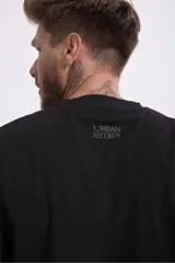 Remera negra de manga corta y cuello redondo.