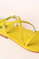 Sandalias amarillas de tiras finas, con interior en piel.