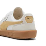 Championes Puma Palermo, color blanco con detalles en dorado y suela color caramelo.
