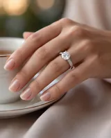 Anillo solitario de plata 925 con una circonica central de corte redondo y pavé de circonias en los hombros de la banda.