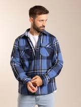 Camisa de franela a cuadros azules, negros y grises, con dos bolsillos en el pecho y corte regular fit.