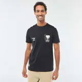 Remera negra de cuello redondo y manga corta, con estampa frontal con texto y diseño gráfico en blanco y negro.
