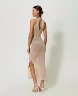 Vestido largo negro calado de malla con lunares brillantes, cuello halter, cortes en los laterales, aberturas laterales y forro.